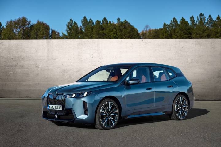 BMW iX restylé (2025) : un look plus sage et jusqu'à 700 km d'autonomie