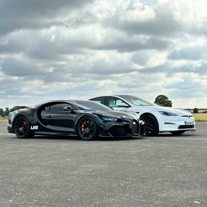 Duel au sommet : la plus puissante des Bugatti rencontre la surpuissante Tesla Model S Plaid pour une course !