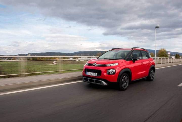 Voitures d'occasion : pourquoi les Renault Clio et Peugeot 208 restent les références en France