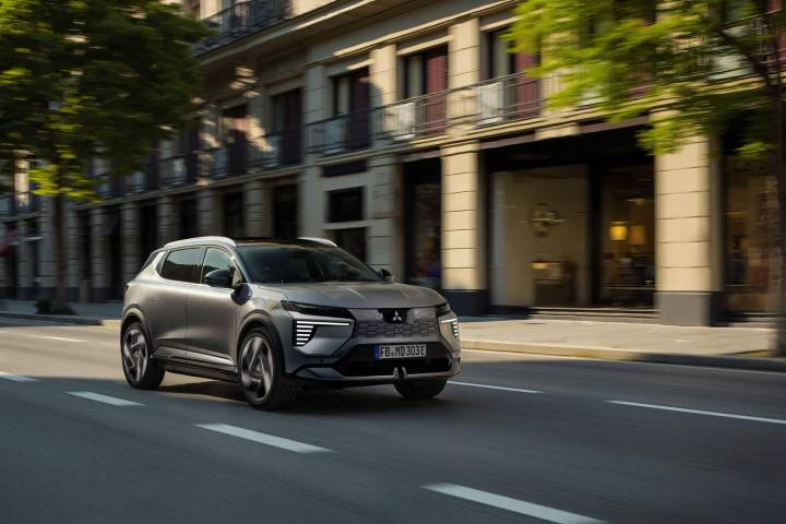 Mitsubishi Eclipse Cross : le SUV passe à l’électrique et s’inspire fortement du Renault Scénic E-Tech