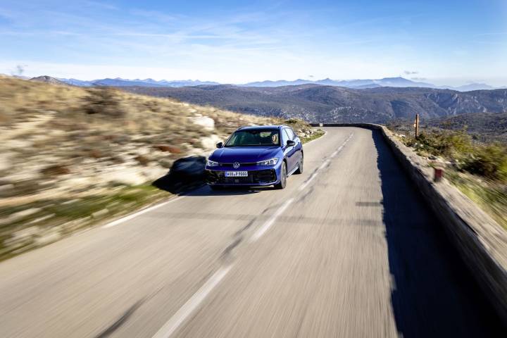 La nouvelle Volkswagen Passat en version break est disponible, que vaut-elle face au Volkswagen ID.7 Tourer ?