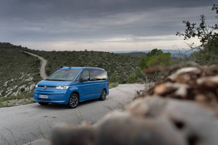 Volkswagen lance une version hybride rechargeable à transmission intégrale pour les Multivan et California : voici tous les détails sur l’équipement et les prix