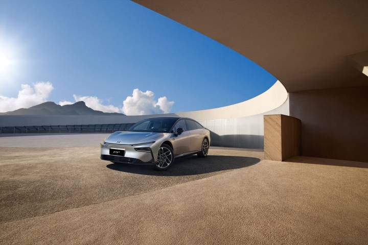 La grande berline électrique chinoise Xpeng P7+ arrive sur le marché français dès 2026